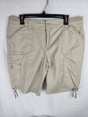 St.John's Bay Women’s Cargo Shorts in Khaki Classic Casual Style Sz 16